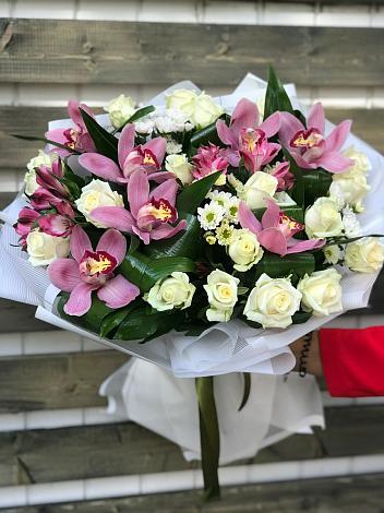 Букет цветов из: Розы и Хризантемы в Бахчисарае